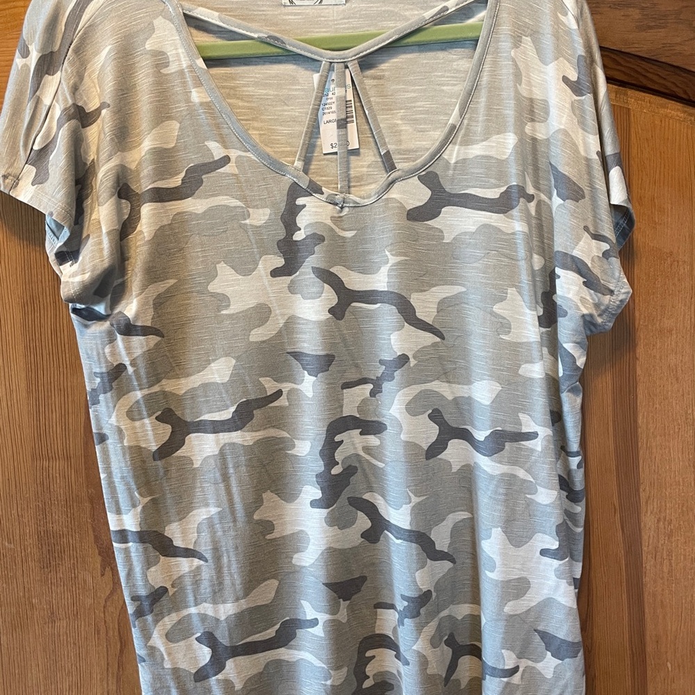 Women's Large Short Sleeve Camo Top Stretch Light Gray Camoflauge NWT